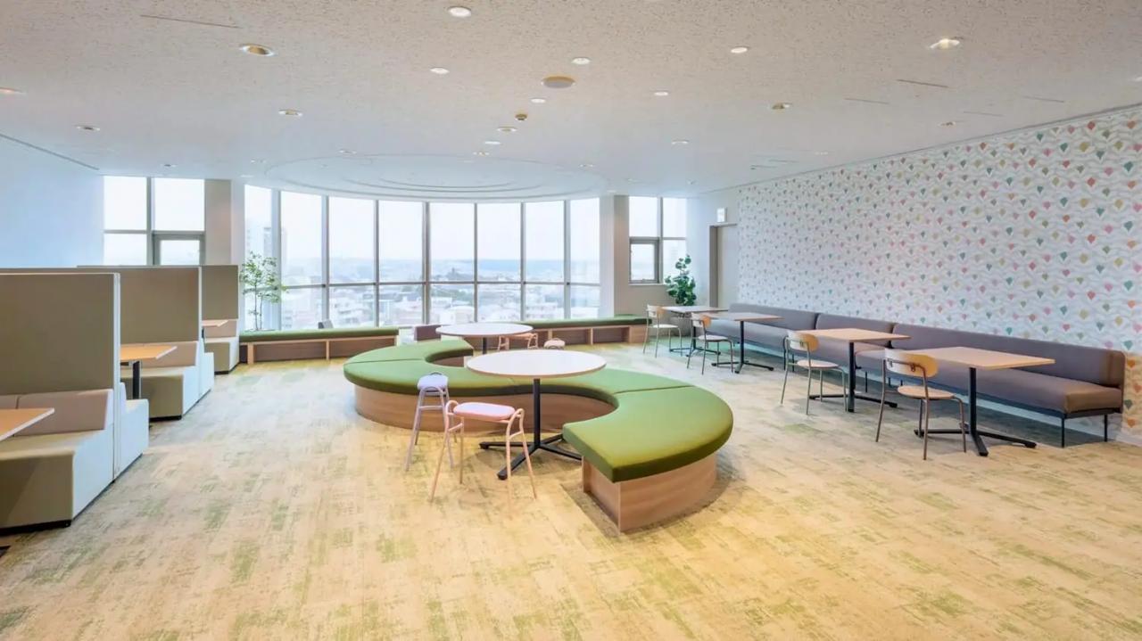 コクヨマーケティングが中京大学のラウンジをリニューアル、学生との共創で“交差する学び”の場を実現