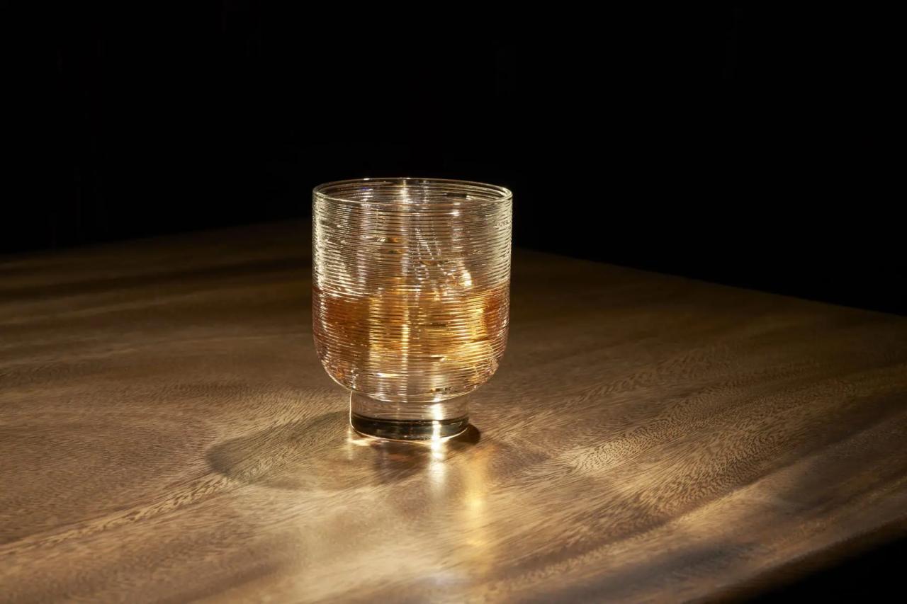 酒が入った状態の「CHOCIN GLASS」。光の反射が美しい様子