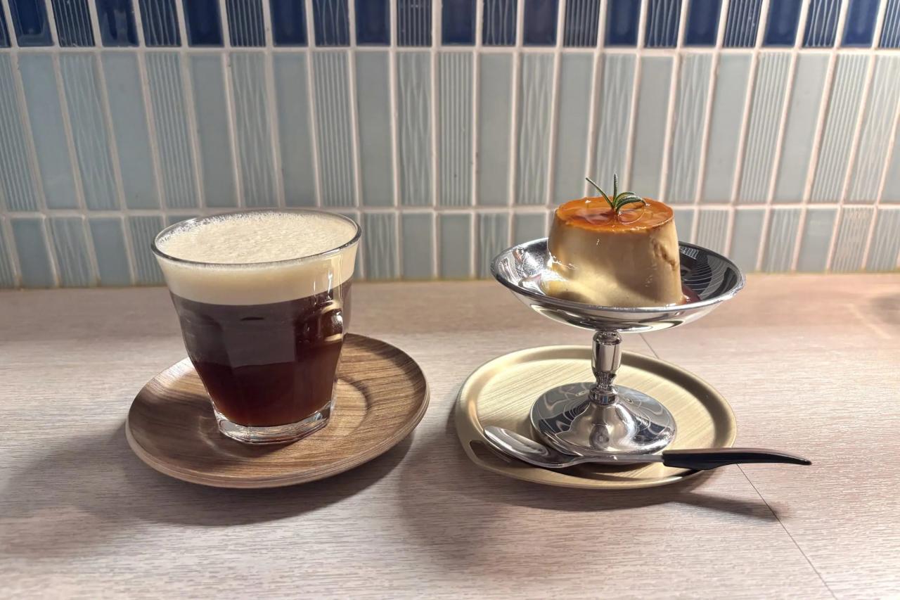 1〜2階のカフェでは、ドリンクや特製スイーツを注文できます。 クリーミーブラック(アイス・ホット)・キャラメルアールグレイプリン プリンは滑らかな舌触りで、一口食べると香りが広がります。