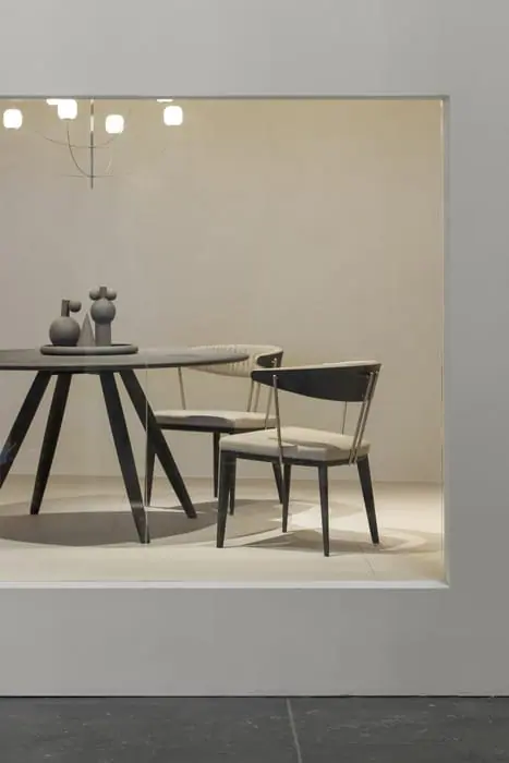 ショーウインドウのようなガラス窓の向こうに設置された「VESPER armchair」