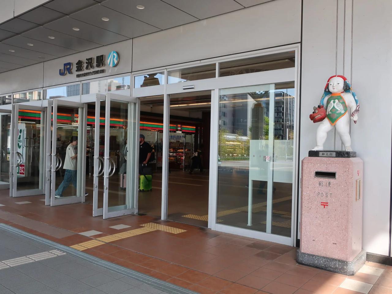 JR金沢駅西口にある、1954年に今の金沢駅が新たに完成した際に制作された、加賀人形の郵便ポスト