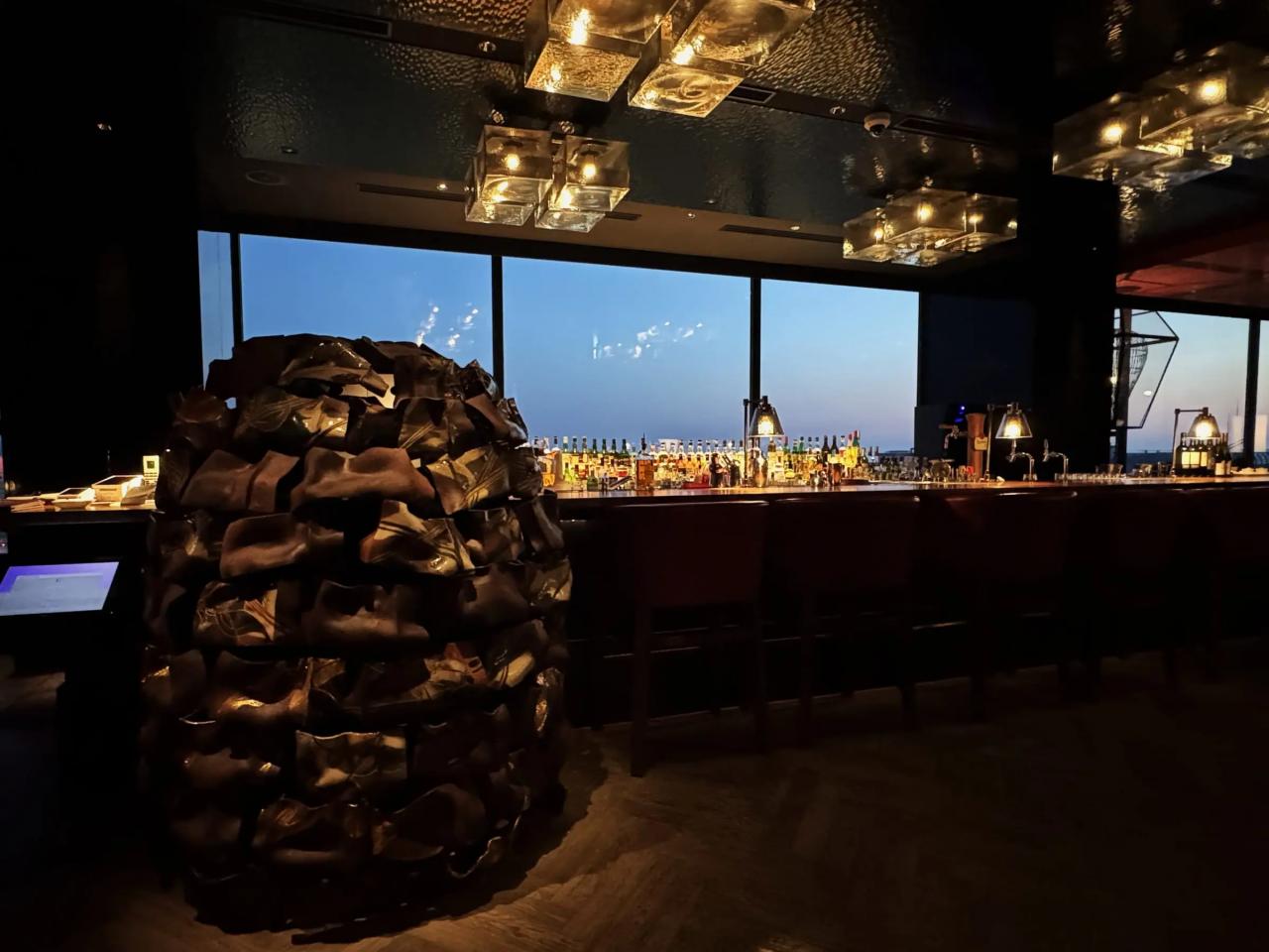 ルーフトップバー「RoofTerrace Bar」には、金沢市生まれの陶芸家の中村卓夫さんの立体作品が展示